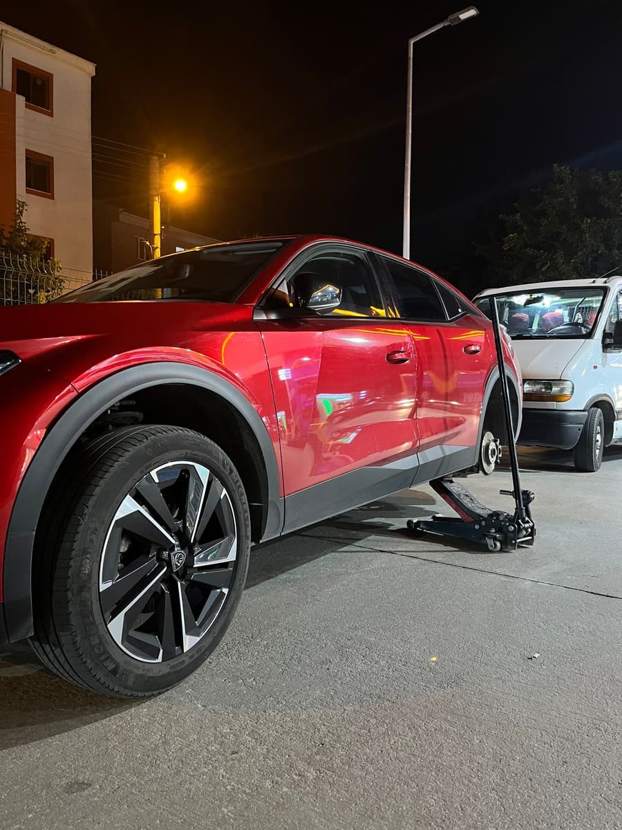 Balıkesir ve Savaştepe otoyol güzergâhında gece yolda kalan sürücülere donanımlı mobil ekibimizle 7/24 yerinde lastik değişimi ve acil yol yardım sunuyoruz.