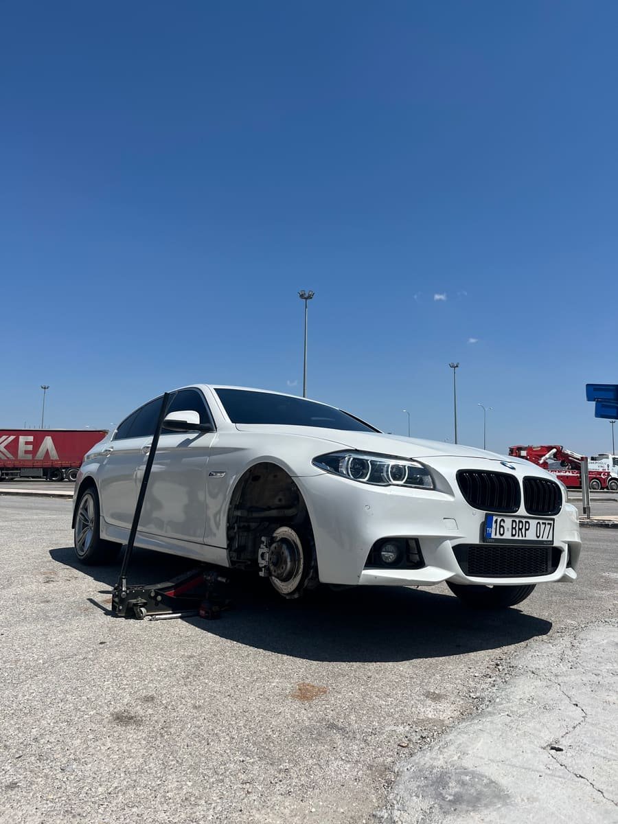 Balıkesir genelinde ve çevre yollarında yolda kalan araçlar için 7/24 acil mobil lastikçi ve yol yardım hizmeti sunuyoruz.