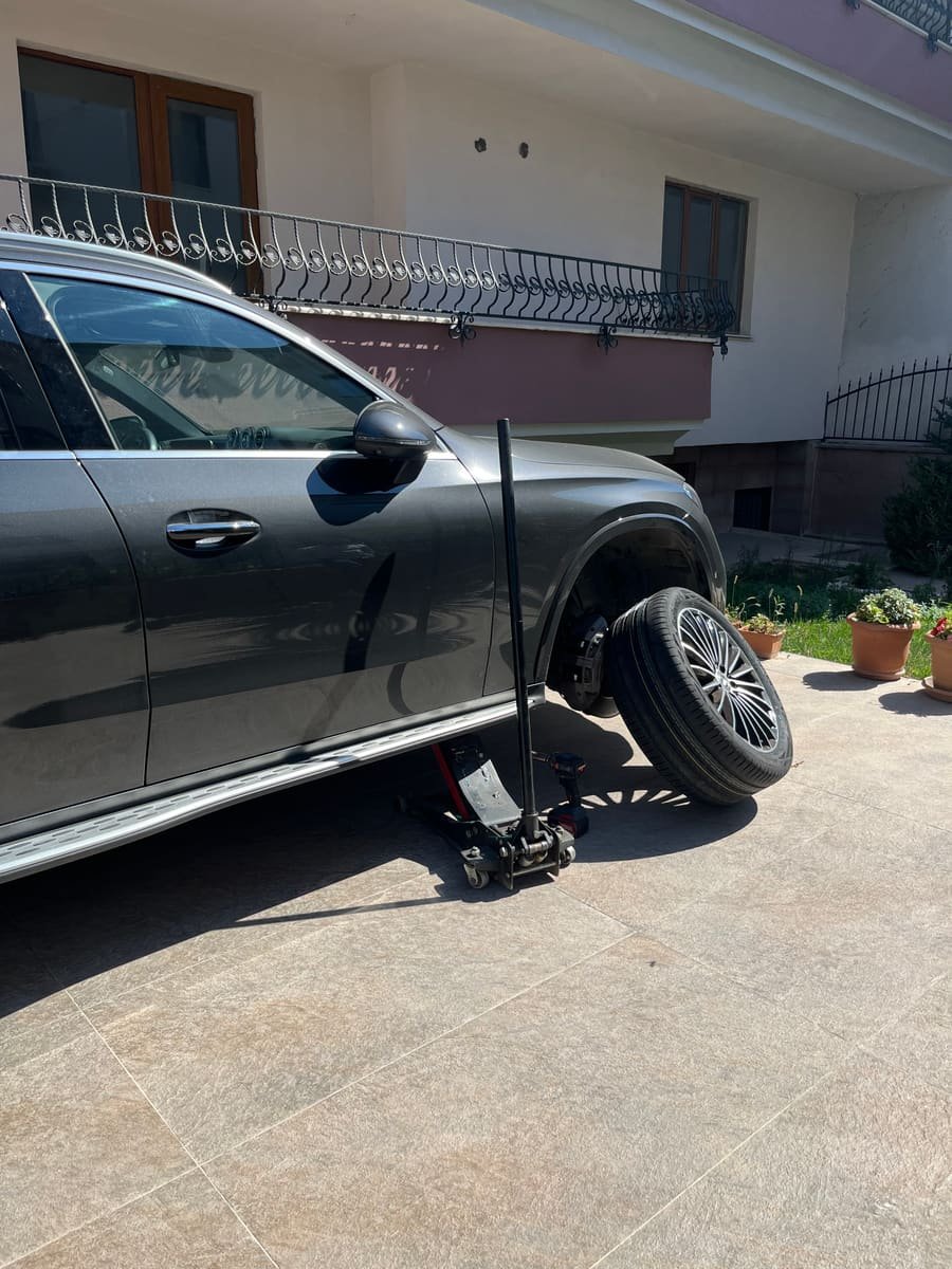Balıkesir genelinde yolda veya evinizin önünde kalan araçlar için 7/24 profesyonel yerinde lastik değişimi ve acil yol yardım servisi sunuyoruz.