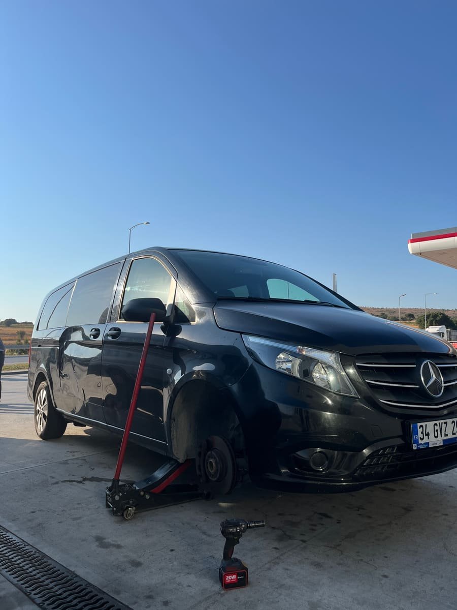 Balıkesir ve çevre yollarındaki akaryakıt istasyonlarında veya yol kenarında kalan Mercedes Vito ve hafif ticari araçlarınız için yerinde mobil lastik değişimi ve yol yardım hizmeti veriyoruz.
