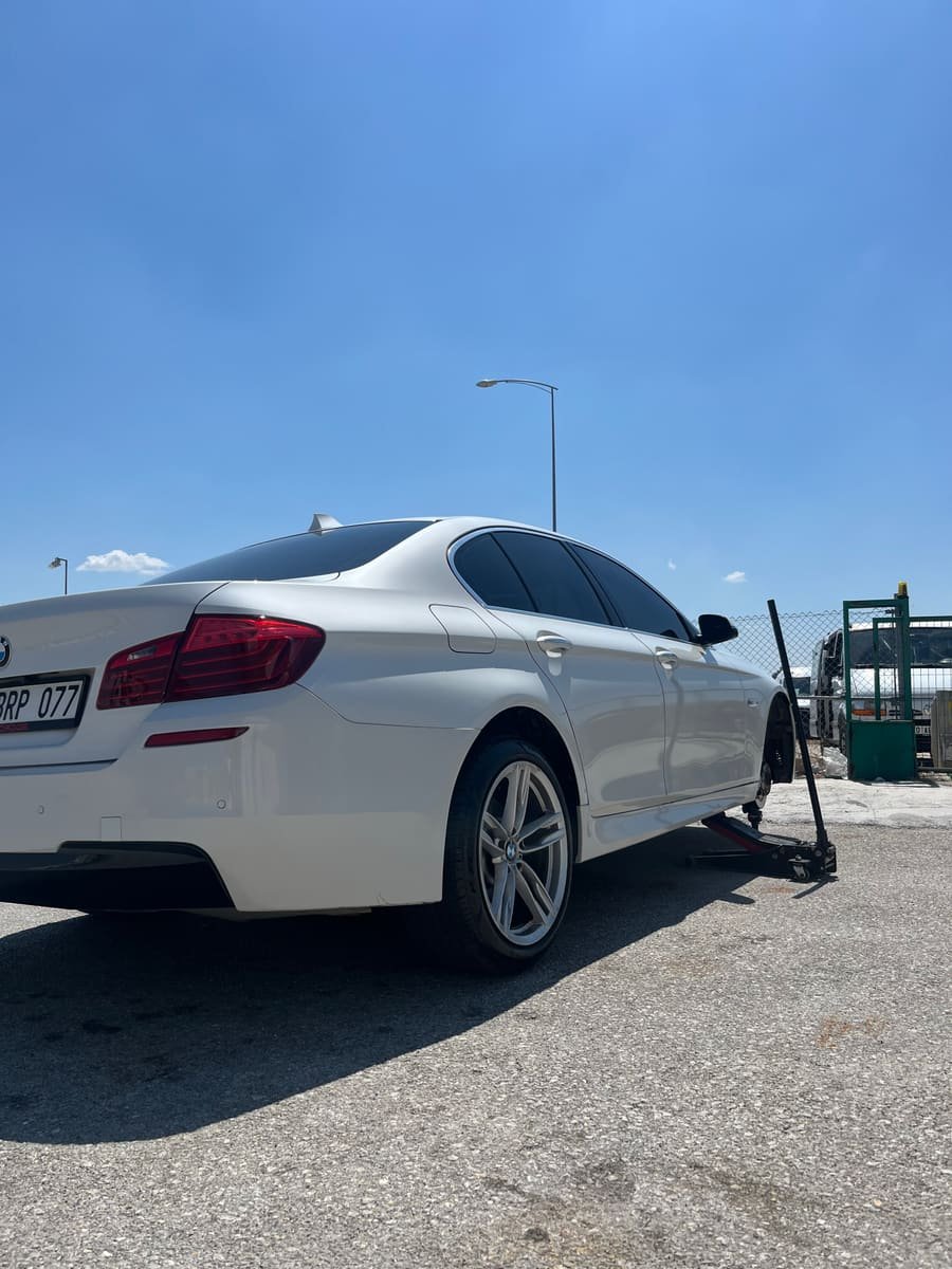 Balıkesir otoyolu, çevre bağlantı yolları ve şehir merkezinde 7/24 acil yol yardım ve mobil lastik hizmeti sunuyoruz.