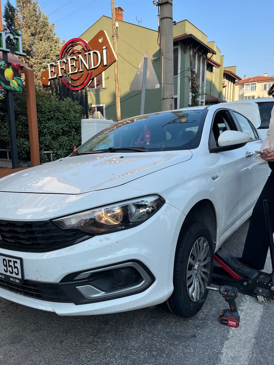 Balıkesir merkez, Karesi ve Altıeylül bölgelerinde işletme önlerinde, sokakta veya adreste kalan binek araçlar için 7/24 profesyonel mobil lastik tamiri ve yerinde değişim hizmeti veriyoruz.