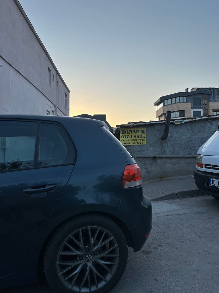 Balıkesir merkezde binek ve hafif ticari araçlarınız için profesyonel lastik tamiri, balans, jant-lastik değişimi ve periyodik lastik bakım hizmeti sunuyoruz.