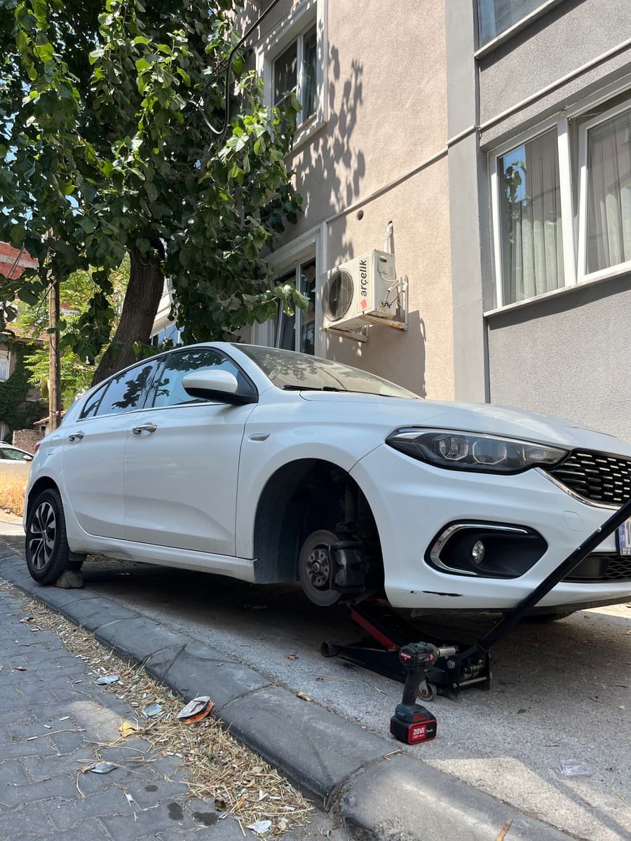 Balıkesir genelinde binek Fiat ve tüm marka sedan araçlar için sokakta, evinizin önünde veya kaldırım kenarında 7/24 yerinde mobil lastik tamiri ve değişim hizmeti sunuyoruz.