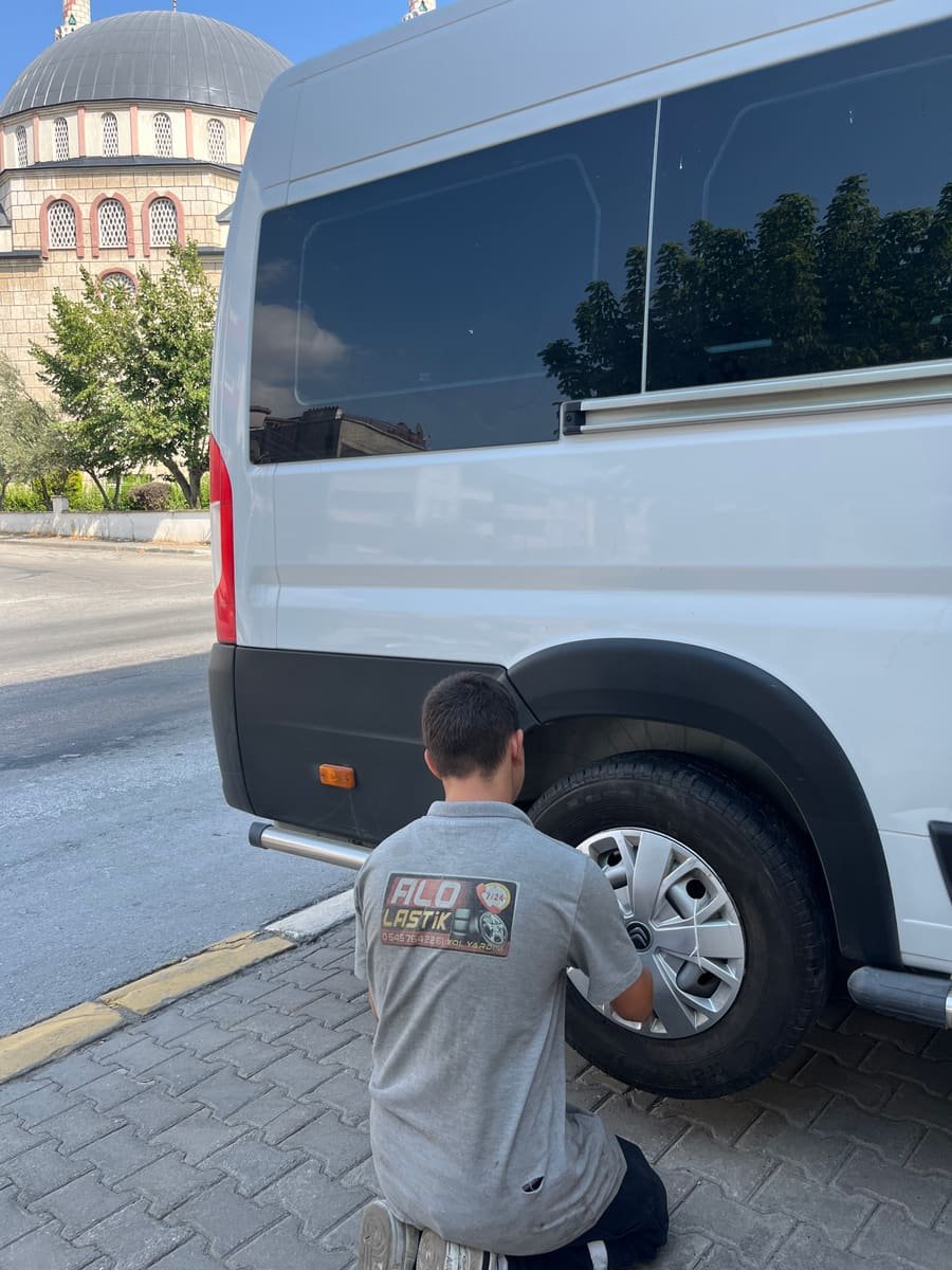 Balıkesir Karesi, Altıeylül ve çevre bölgelerde hafif ticari ve binek araçlar için adrese teslim 7/24 yerinde mobil lastik tamiri ve yol yardım hizmeti veriyoruz.