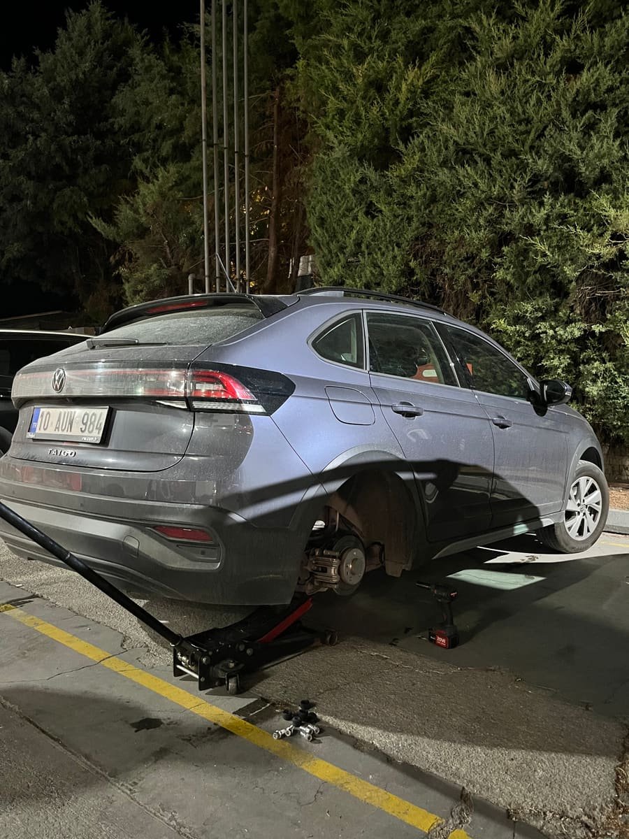 Balıkesir şehir merkezinde yolda kalan bir araca hızlı şekilde ulaşarak yerinde lastik tamiri hizmeti gerçekleştirdik.
