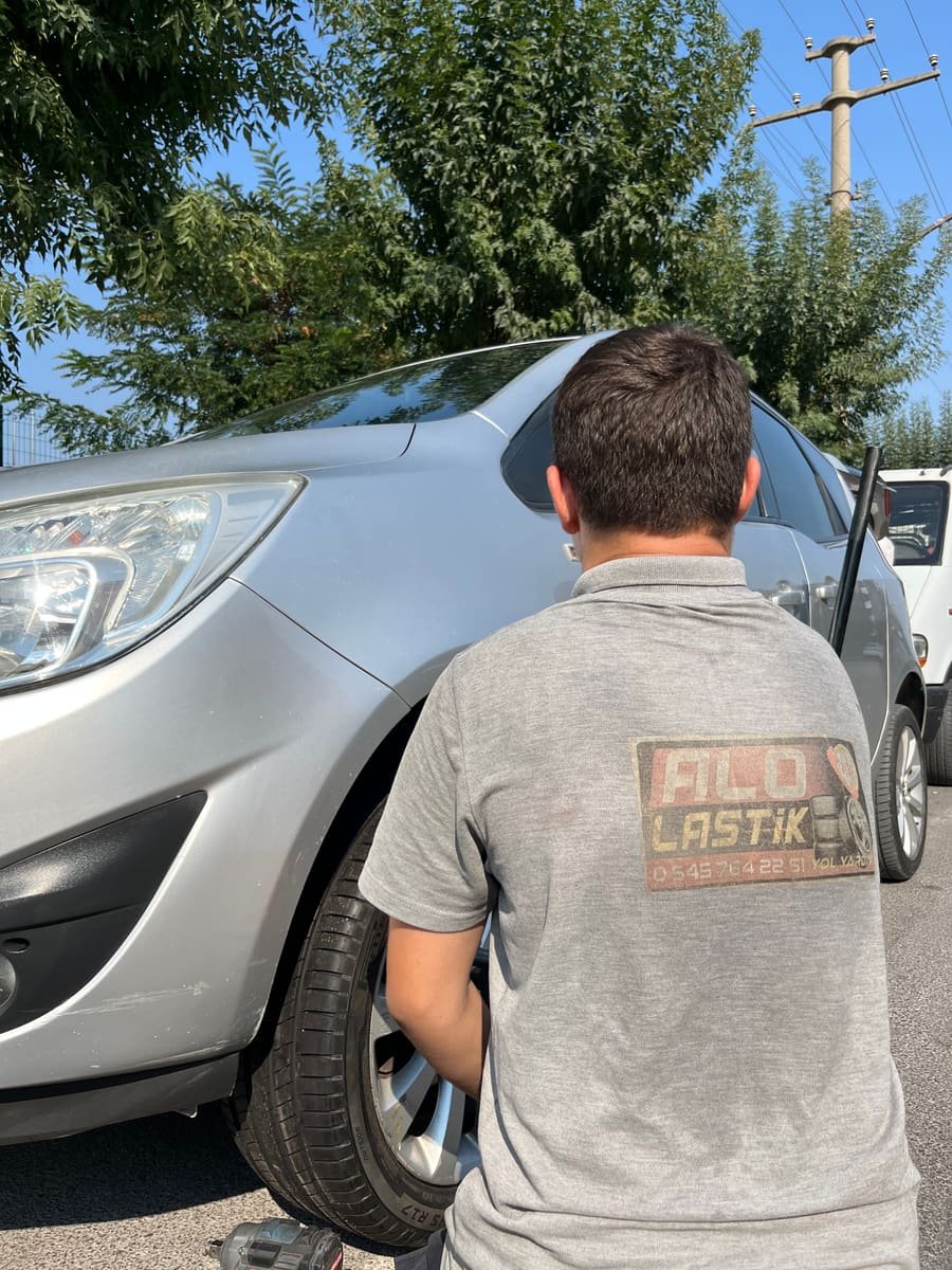 Balıkesir ve çevre güzergâhlarda lastiği patlayan sürücülere donanımlı mobil servis aracımızla 7/24 yerinde lastik değişimi ve hızlı yol yardım desteği sağlıyoruz.